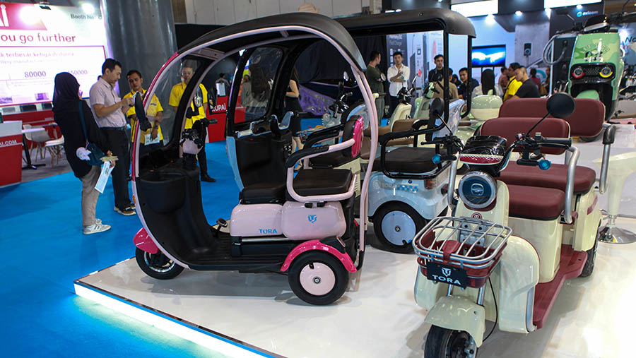 PEVS 2024 dikalim menjadi pameran kendaraan listrik terbesar di Asia Tenggara. (Bloomberg Technoz/Andrean Kristianto)