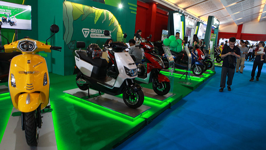 Suasana pameran Periklindo Electric Vehicle (PEV) Show 2024 di JIExpo, Jakarta, Selasa (30/4/2024). (Bloomberg Technoz/Andrean Kristianto)