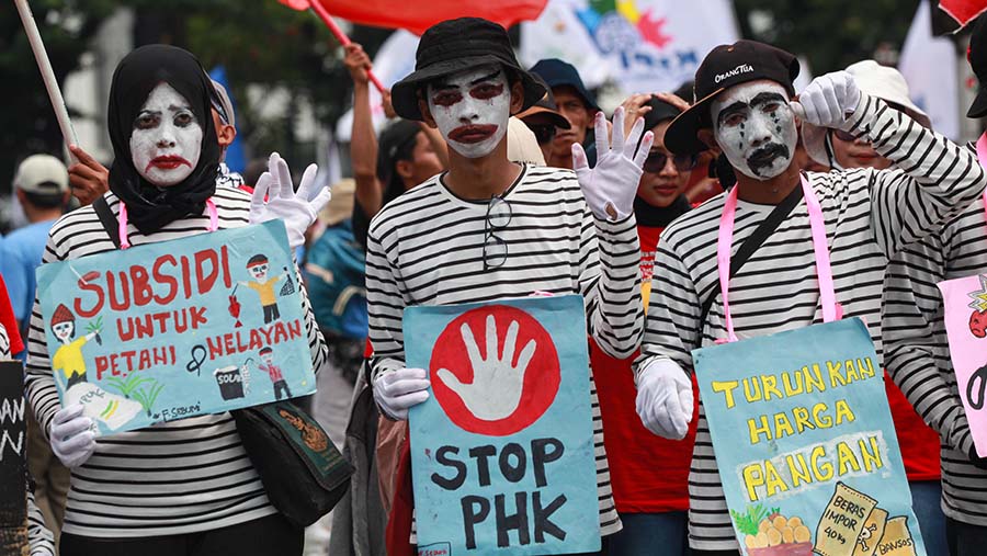 Demo buruh memperingati Hari Buruh Internasional (May Day) di kawasan Patung Kuda, Jakarta, Rabu (1/5/2024). (Bloomberg Technoz/Andrean Kristianto)