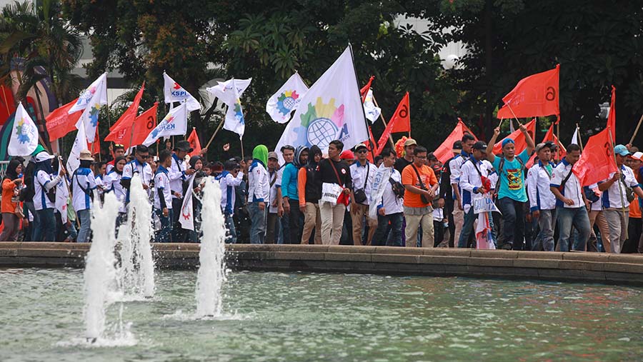 Demo buruh memperingati Hari Buruh Internasional (May Day) di kawasan Patung Kuda, Jakarta, Rabu (1/5/2024). (Bloomberg Technoz/Andrean Kristianto)
