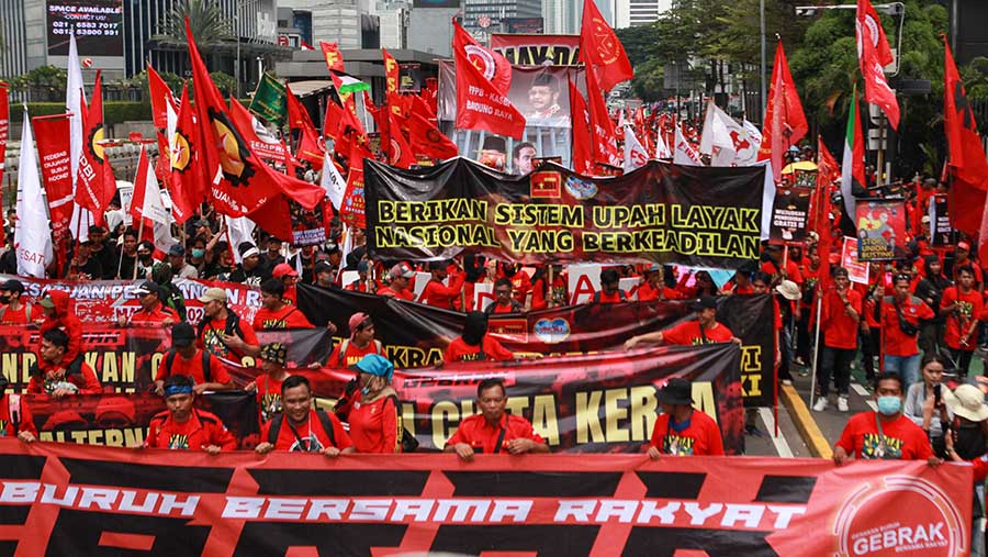 Sejumlah buruh melakukan aksi demo menuju Istana Negara di kawasan M.H. Thamrin, Jakarta, Rabu (1/5/2024). (Bloomberg Technoz/Andrean Kristianto)