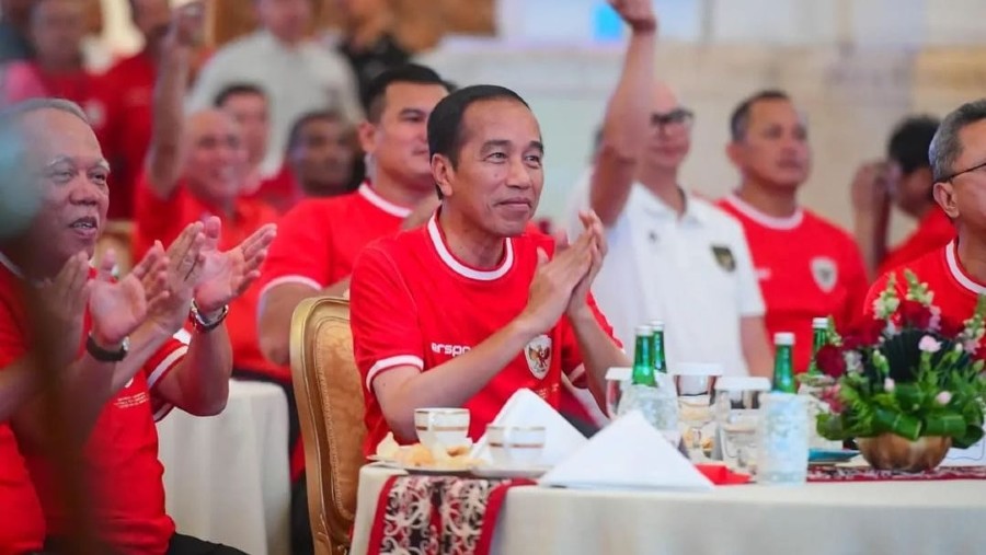 Presiden Jokowi saat menonton laga Timnas U-23 di Piala Asia U-23 Qatar 2024. (Dok. Setpres)