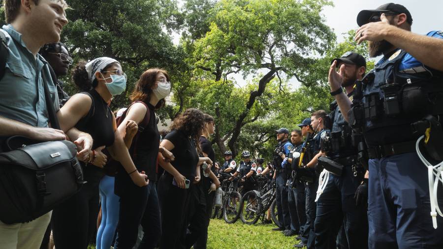 Mahasiswa pedemo Pro-Palestina di University of Texas (UT) di Austin berhadapan dengan kepolisian. (Fotografer: Jordan Vonderhaar/Bloomberg)