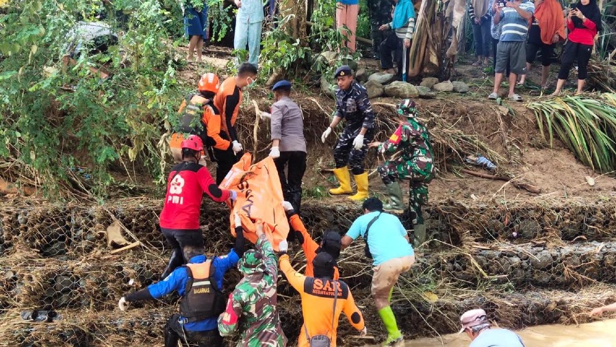 Tim gabungan BNPB dan Basarnas dalam evakuasi korban banjir bandang di Luwu, Sulawesi Selatan. (Dok. BNPB)