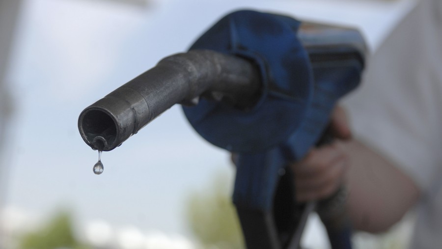 Bahan bakar bioetanol menetes dari pompa bahan bakar./Bloomberg-Si Barber