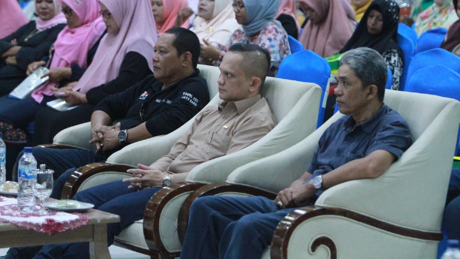 Wakil Ketua MKD DPR, Nazaruddin Dek Gam (duduk di tengah). (Dok DPR RI)