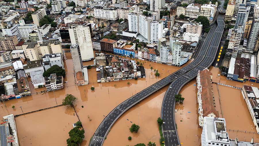 Hujan lebat di negara bagian Rio Grande do Sul menyebabkan sungai-sungai utama meluap. (Carlos Macedo/Bloomberg)
