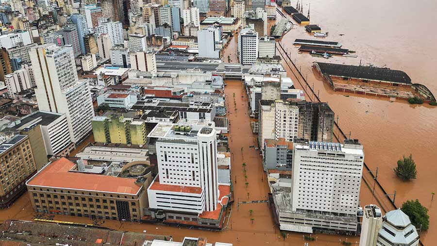 Banjir usai hujan lebat di pusat bersejarah Porto Alegre, negara bagian Rio Grande do Sul, Brasil, Minggu (5/5/2024). (Carlos Macedo/Bloomberg)