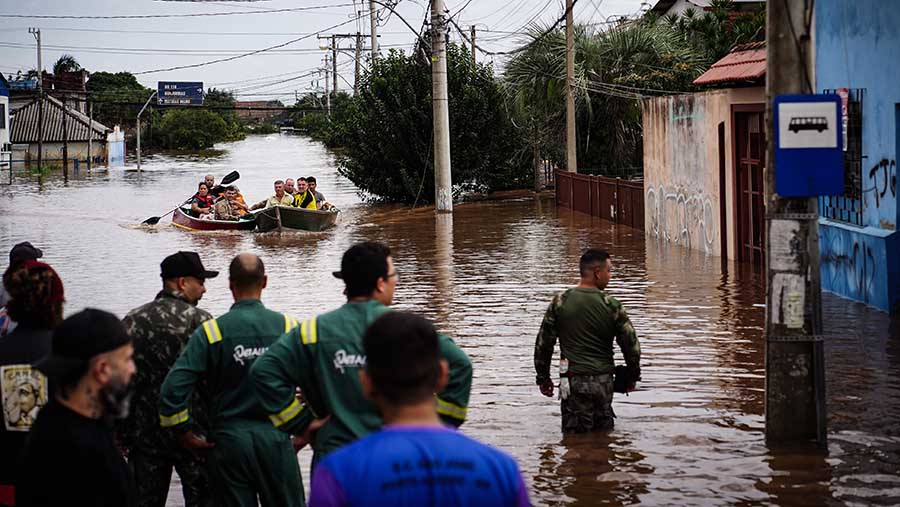 Banjir meninggalkan dampak kehancuran, termasuk tanah longsor, jalan rusak, dan jembatan runtuh di seluruh negara bagian. (Carlos Macedo/Bloomberg)