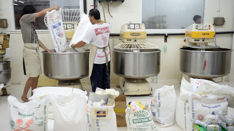Penggunaan tepung terigu di pabrik rotiTan Ek Tjoan di Ciputat, Banten./Bloomberg-Dimas Ardian