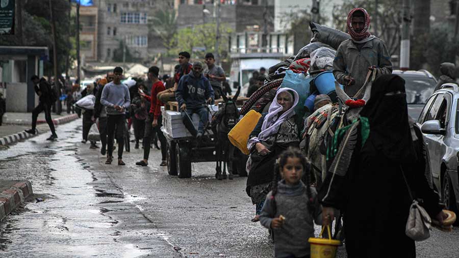 Warga Palestina mengungsi jelang operasi militer oleh Israel di Rafah, Gaza, Senin (6/5/2024). (Ahmad Salem/Bloomberg)