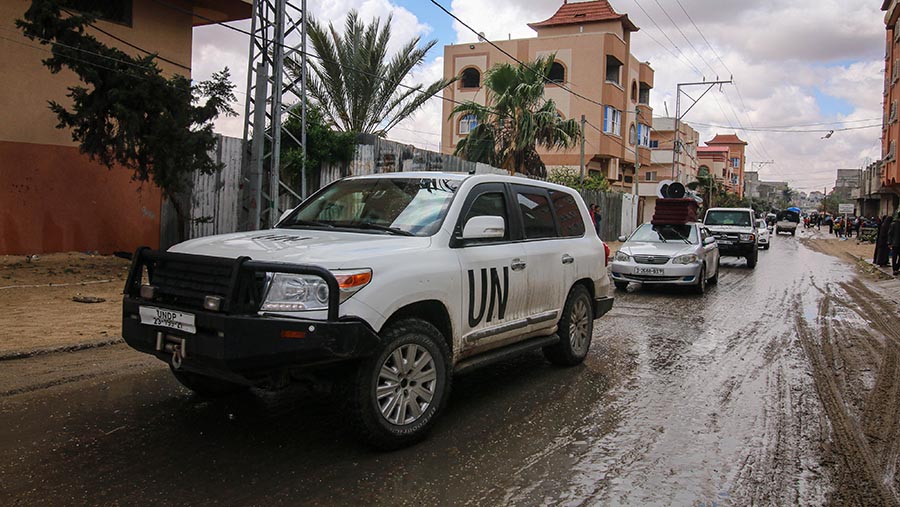 Kendaraan PBB di antara warga Palestina yang mengungsi jelang operasi militer oleh Israel di Rafah, Gaza, Senin (6/5/2024). (Ahmad Salem/Bloomberg)