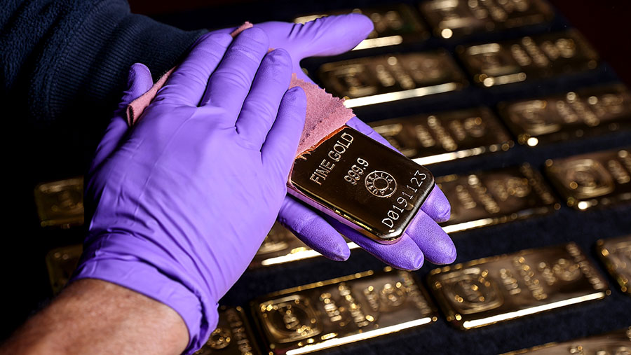 Pekerja memoles emas batangan seberat satu kilogram di pabrik peleburan ABC Refinery di Sydney, Australia, Jumat (3/5/2024) (Brendon Thorne/Bloomberg)