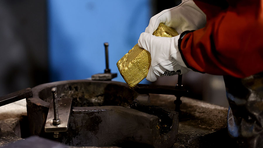 Pekerja memuat emas batangan dore ke dalam tungku di pabrik peleburan ABC Refinery di Sydney, Australia, Jumat (3/5/2024). (Brendon Thorne/Bloomberg)