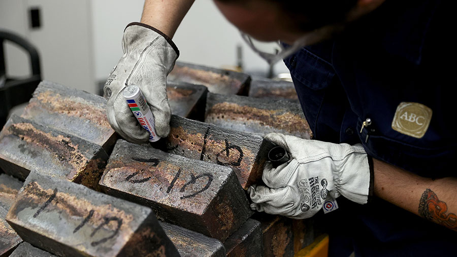 Bahan baku dengan perak ditandai di pabrik peleburan ABC Refinery di Sydney, Australia, Jumat (3/5/2024). (Brendon Thorne/Bloomberg)
