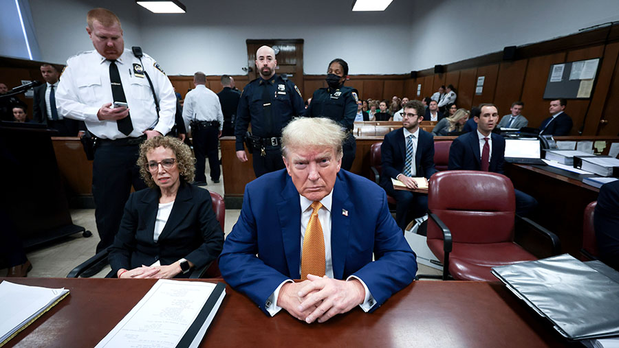 Mantan Presiden AS Donald Trump & pengacaranya, Susan Necheles di pengadilan Manhattan, AS, Selasa (7/5/2024). (Win McNamee/Getty Images/Bloomberg)