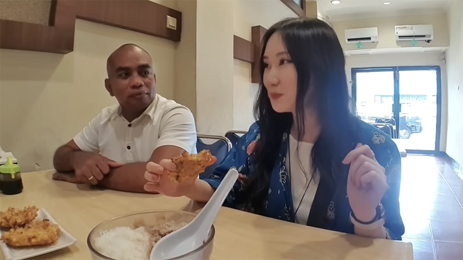 Video viral di media sosial seorang pria mengajak YouTuber asal Korea Selatan, Jiah, untuk mampir ke hotel. (Tangkapan Layar Youtube JIAH 지아)