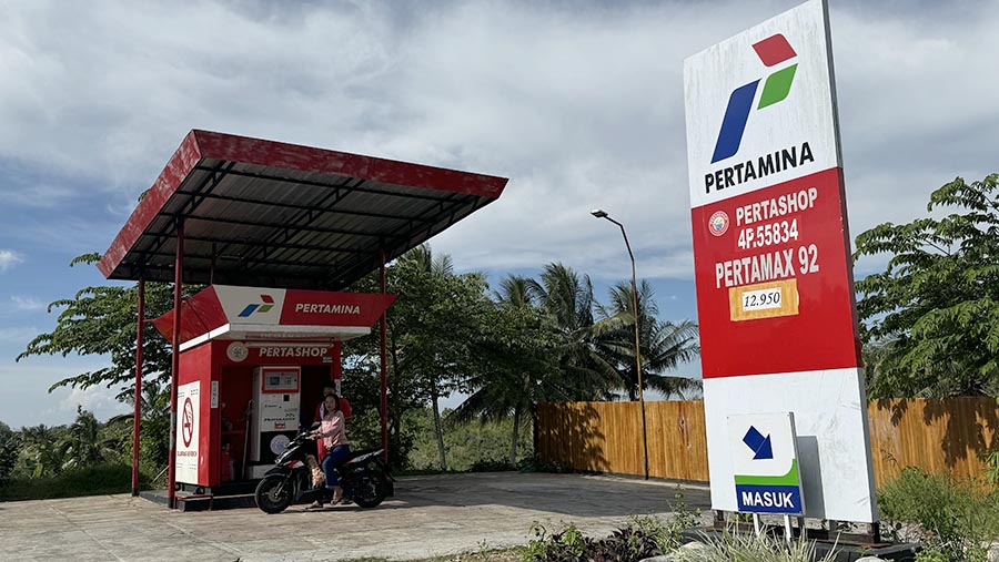 Warga mengisi BBM di SPBU Pertashop di kawasan Gunung Kidul, Yogyakarta, Minggu (5/4/2024). (Bloomberg Technoz/Andrean Kristianto)