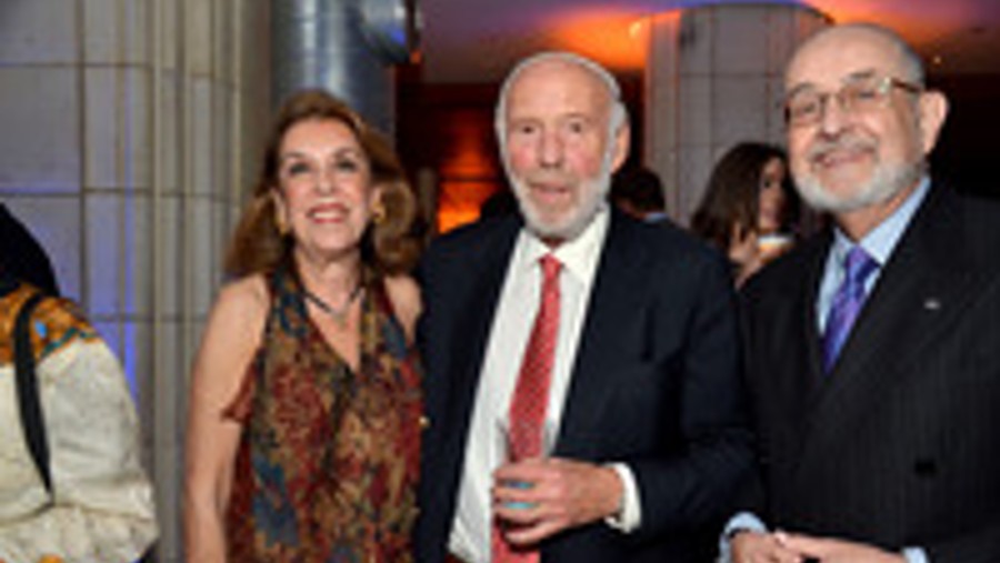 Jim Simons bersama Margo Zbar, seorang suster (kiri) dan Lloyd Zbar seorang dokter. (Fotografer: Amanda Gordon/Bloomberg)