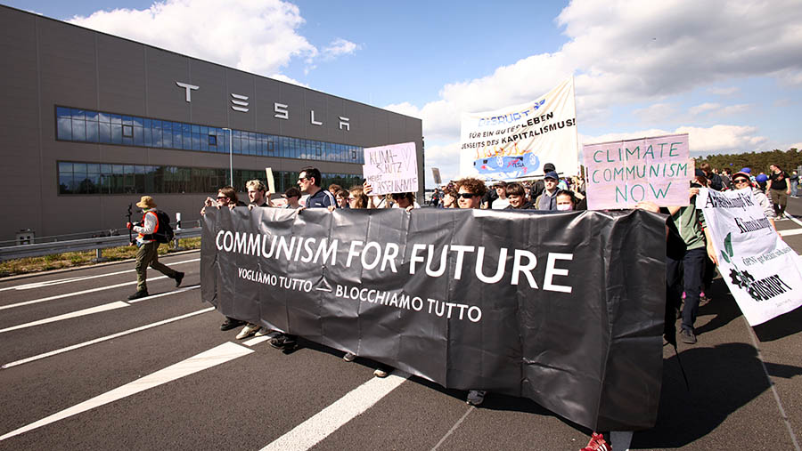 Pengunjuk rasa demo menentang perluasan pabrik Tesla Inc. di Gruenheide, Jerman, Sabtu (11/5/2024). (Liesa Johannssen/Bloomberg)