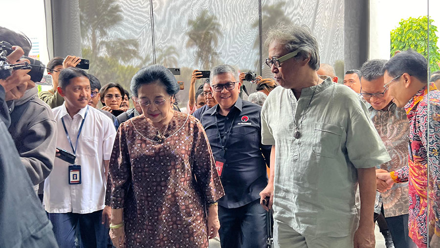 Megawati Soekarnoputri hadiri Pameran Seni Butet Kartaredjasa bertajuk 'Melik Nggendong Lali' di Galeri Nasional. (Bloomberg Technoz/Mis Fransiska)