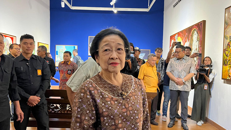 Megawati Soekarnoputri hadiri Pameran Seni Butet Kartaredjasa bertajuk 'Melik Nggendong Lali' di Galeri Nasional. (Bloomberg Technoz/Mis Fransiska)