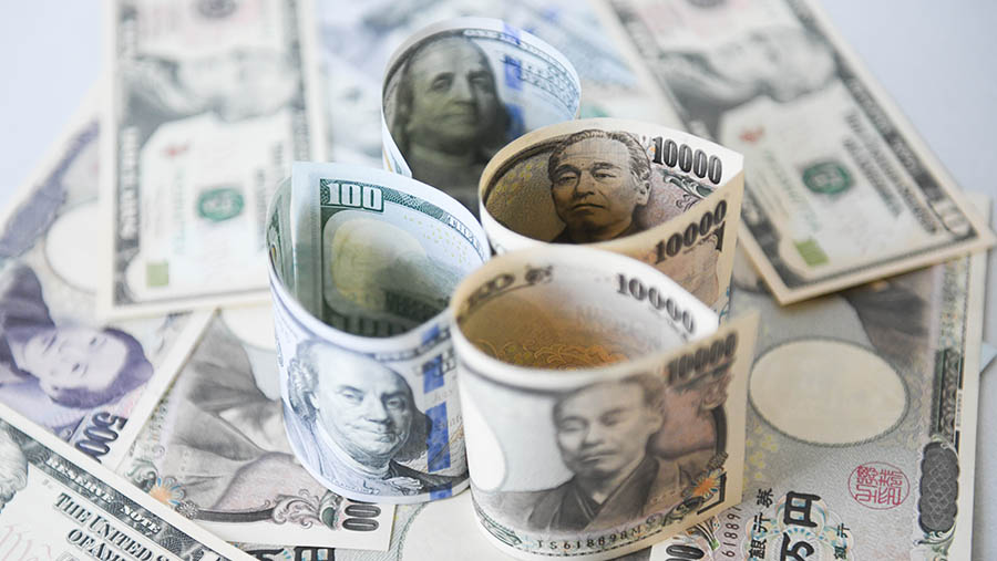 Uang kertas Jepang 10.000 yen, 5.000 yen, dan 100 dolar AS diatur untuk difoto di Tokyo, Jepang, Jumat (10/5/2024). (Noriko Hayashi/Bloomberg)