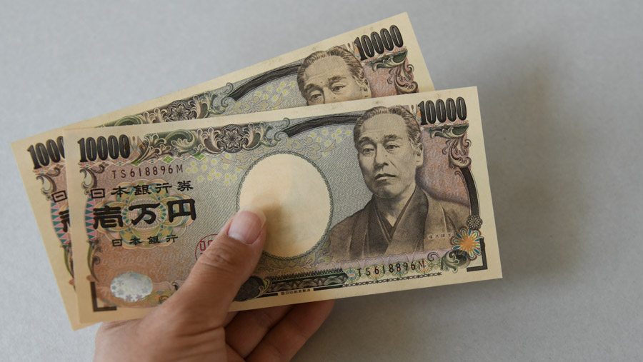 Uang kertas 10.000 yen Jepang diatur untuk difoto di Tokyo, Jepang, Jumat (10/5/2024). (Noriko Hayashi/Bloomberg)
