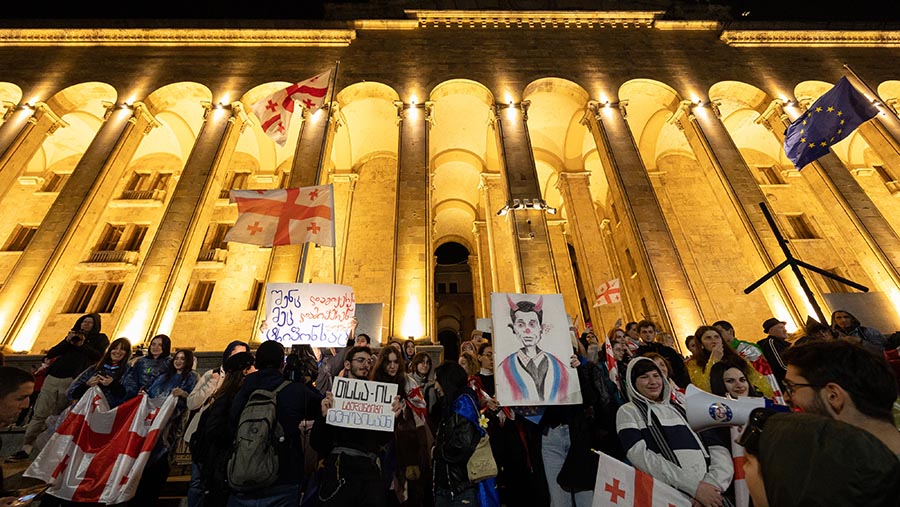 Protes ini didominasi oleh generasi muda Georgia, dan banyak di antaranya masih bersekolah atau kuliah. (Andrey Rudakov/Bloomberg)