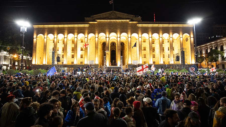 Pedemo berkumpul menentang rancangan undang-undang agen asing di luar parlemen di Tbilisi, Georgia, Minggu (12/5/2024). (Andrey Rudakov/Bloomberg)