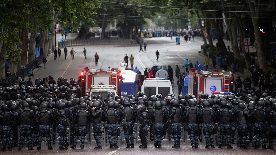 Polisi memblokir pengunjuk rasa saat demonstrasi di Tbilisi, Georgia, Senin (13/5/2024). (Andrey Rudakov/Bloomberg)