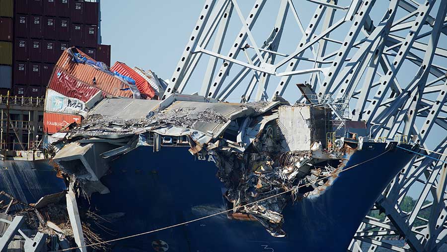 Kapal kargo Dali menabrak jembatan Francis Scott Key di Baltimore, AS pada Selasa (26/03/2024) dan menyebabkan jembatan runtuh. (Al Drago/Bloomber