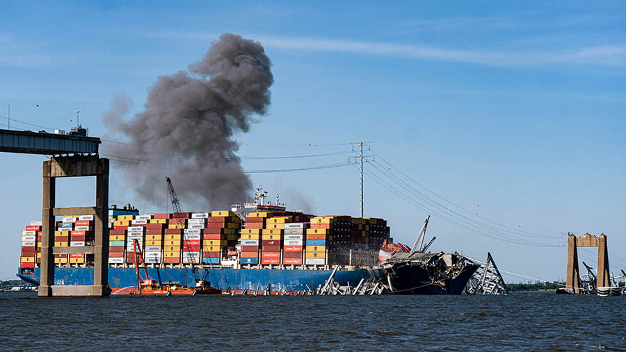 Pembongkaran ini dilakukan untuk memindahkan kapal yang masih terjebak sejak Maret lalu. (Al Drago/Bloomberg)