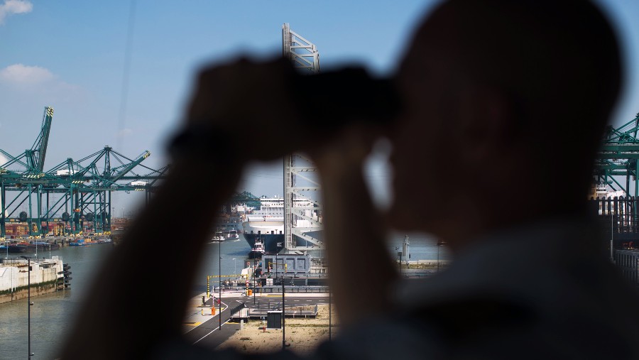 Pengawasan di pelabuhan Antwerp terkait peredaran kokain. (Fotografer: Jasper Juinen/Bloomberg)