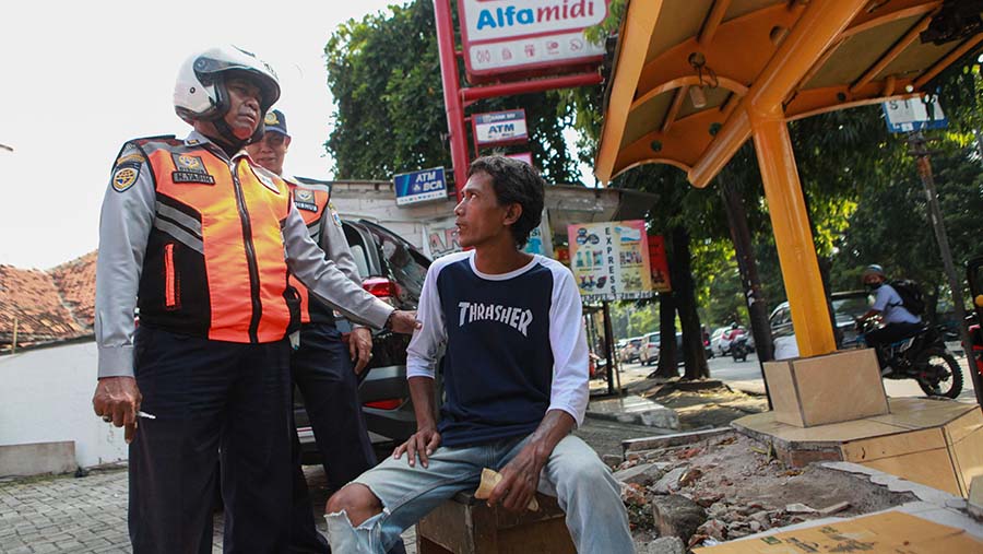 Petugas Dishub mengamankan Juru Parkir (Jukir) liar di kawasan Bungur Raya, Jakarta, Rabu (15/5/2024). (Bloomberg Technoz/Andrean Kristianto)