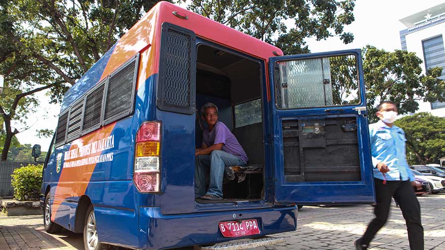 Juru Parkir (Jukir) liar di dalam mobil Dinsos saat diamankan di kawasan Bungur Raya, Rabu (15/5/2024). (Bloomberg Technoz/Andrean Kristianto)