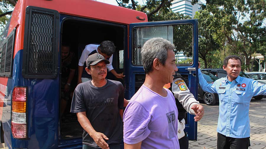 Mereka yang terjaring penertiban lalu dibawa ke IRTI Monas, Jakarta Pusat. (Bloomberg Technoz/Andrean Kristianto)