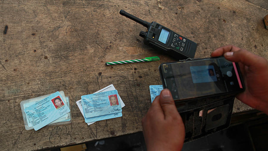 Petugas Dishub memfoto KTP juru Parkir (Jukir) liar saat pendataan di kawasan IRTI Monas, Rabu (15/5/2024). (Bloomberg Technoz/Andrean Kristianto)
