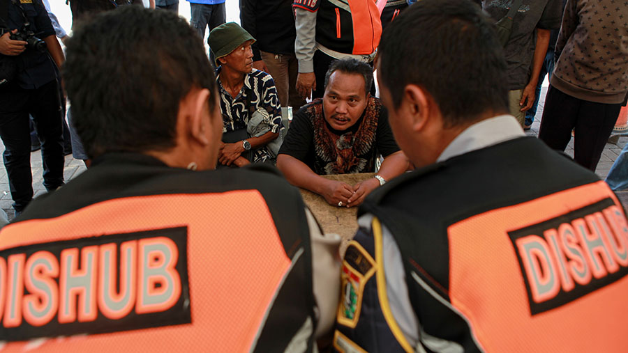 Petugas Dishub melakukan pendataan juru Parkir (Jukir) liar di kawasan IRTI Monas, Jakarta, Rabu (15/5/2024). (Bloomberg Technoz/Andrean Kristianto)