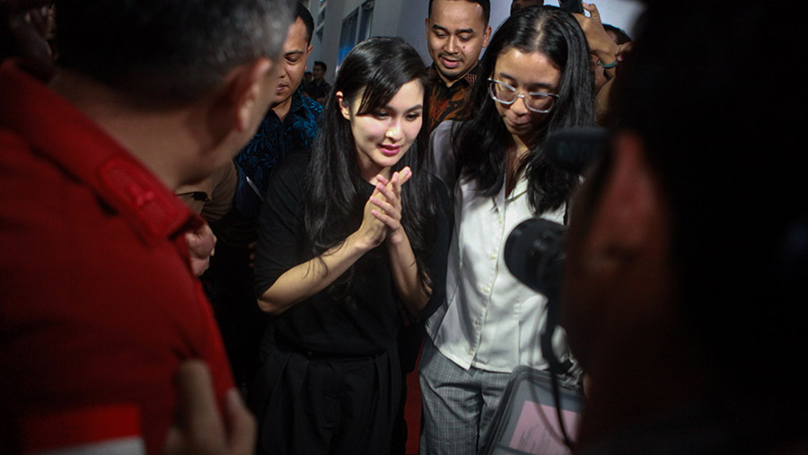 Aktris Sandra Dewi berjalan usai menjalani pemeriksaan di Kejaksaan Agung, Rabu (15/5/2024). (Bloomberg Technoz/Andrean Kristianto)