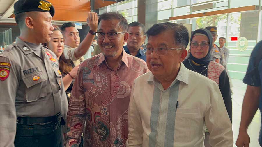 Wakil Presiden ke-10 dan 12 RI, Jusuf Kalla tiba di PN Jakpus, Kamis (16/5/2024). (Muhammad Fikri/Bloomberg Technoz).