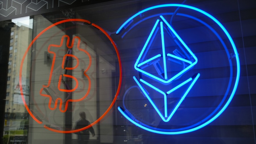 Papan logo Bitcoin dan Ether. (Dok: Bloomberg)