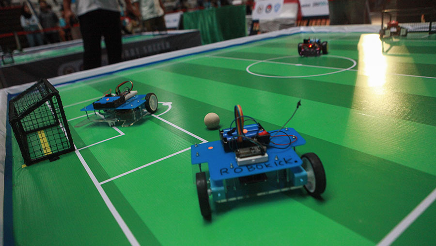 Terdapat tujuh kategori lomba yang dilombakan dalam kompetisi Robotika 2024 ini. (Bloomberg Technoz/Andrean Kristianto)