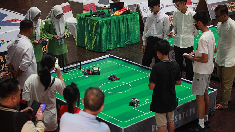 Peserta mengikuti turnamen Robotik Indonesia di GOR Pedepokan Pencak Silat Taman Mini, Jumat (17/5/2024). (Bloomberg Technoz/Andrean Kristianto)