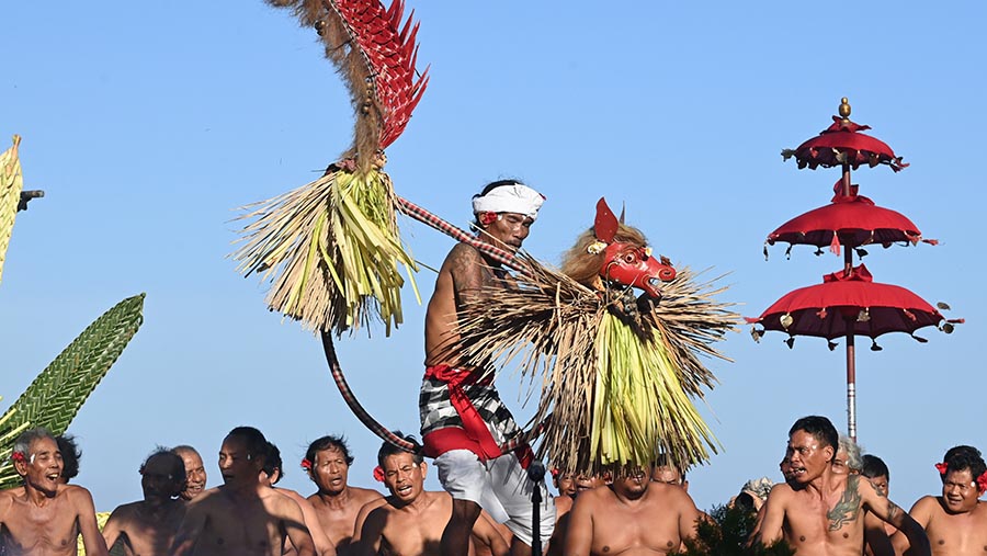 Tarian Bali saat Balinese Water Purification Ceremony rangkaian World Water Forum di Kura-kura, Bali, Sabtu (18/5/2024). (Medcen WWF 2024/Fikri Yusuf)