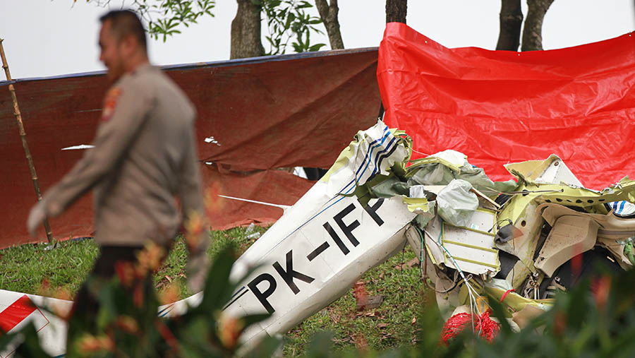Kondisi puing-puing pesawat yang jatuh di BSD Serpong, Tangerang Selatan, Banten, Minggu (18/5/2024). (Bloomberg Technoz/Andrean Kristianto)