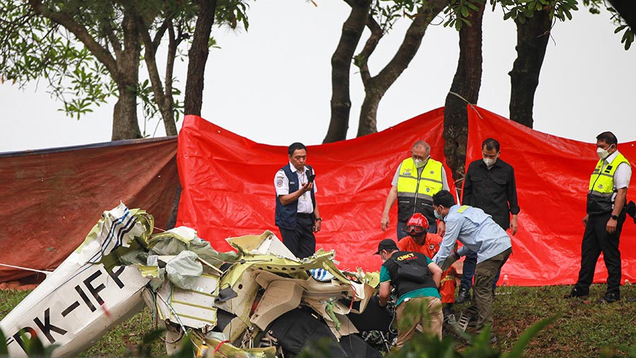 Kondisi puing-puing pesawat yang jatuh di BSD Serpong, Tangerang Selatan, Banten, Minggu (18/5/2024). (Bloomberg Technoz/Andrean Kristianto)
