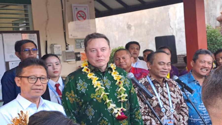 Menteri Komunikasi dan Informatika, Budi Arie Setiadi bersama Elon Musk (Bloomberg Technoz/Raden Nurhadi)