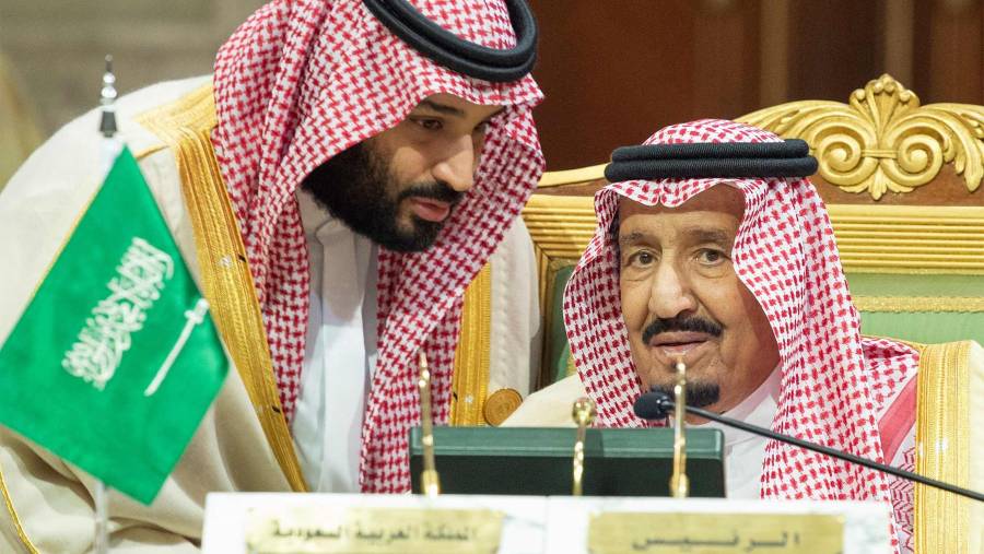 Raja Arab Saudi, Salman bin Abdulaziz Al Saud (kanan) dan Putra Mahkota Arab Saudi Mohammad bin Salman (kiri). (Sumber: Bloomberg)
