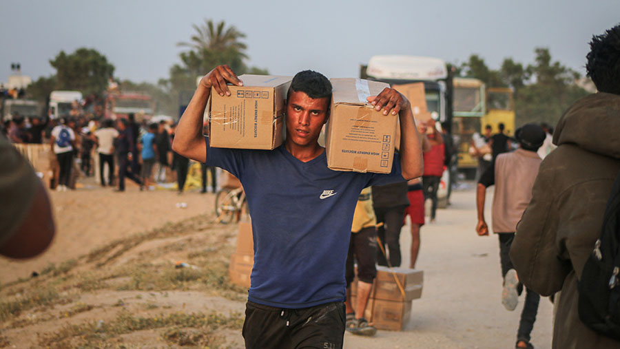 Selain memerlukan pasokan makanan, saat ini warga Gaza membutuhkan bahan bakar agar fasilitas medis dapat berjalan. (Ahmad Salem/Bloomberg)